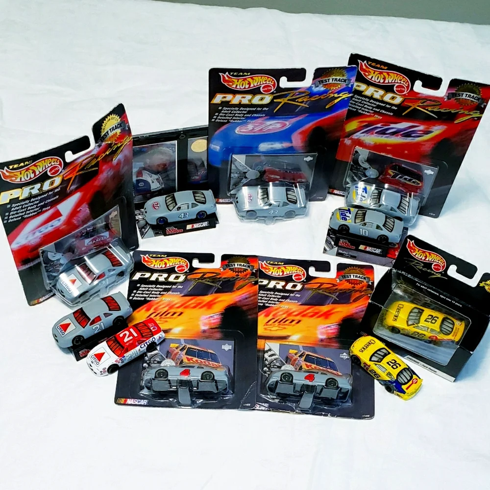 NASCAR Hotwheels Collection- Test Track - Picture 1 of 8